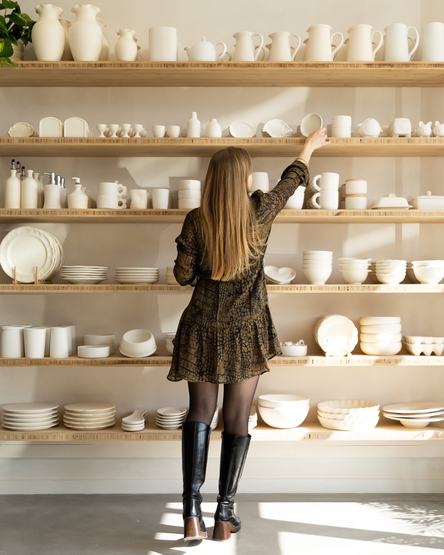 Étagères de céramiques au Café Ceramica d'Hossegor